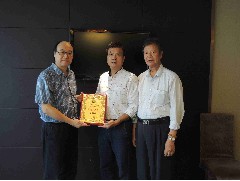 商會(huì)頒發(fā)委任狀予名譽(yù)會(huì)長(zhǎng)梁球勝 (2016-08-28)